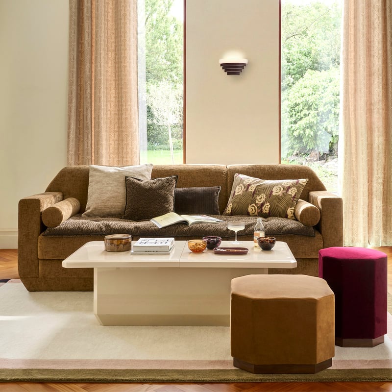 Sala com sofá em veludo e mesa de centro